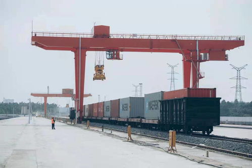 出口商品上天入海 对外贸易再添新路 成都双流首趟海铁联运货运班列发车